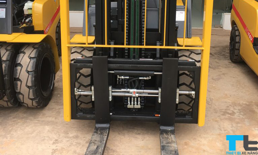 Bộ Dịch càng lắp trên xe nâng